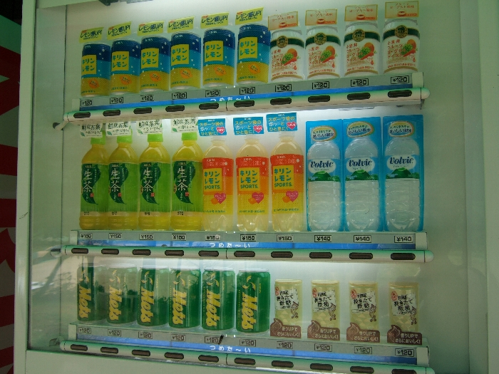 会場内では持ち込み不可能なカン飲料。 