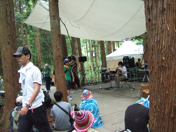 演奏している人の前をどんどん人が通過していきます。 