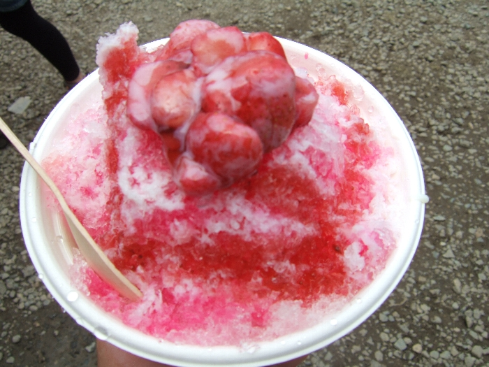 かき氷イチゴ乗せ。 