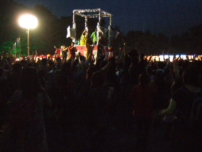 前夜祭で参加者が苗場音頭を踊っているところです。