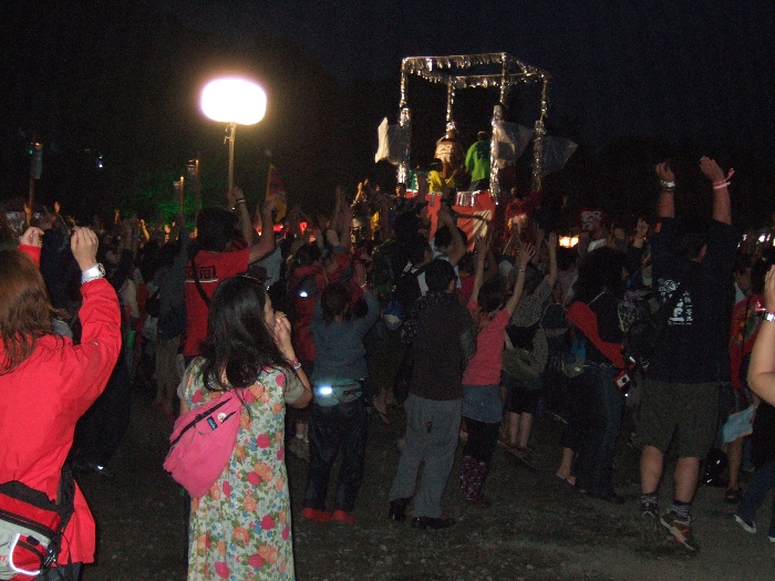 跳び上がっているところ。苗場音頭自体は短い曲なので何度も繰り返されます。 