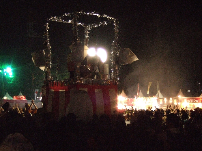 やぐらで太鼓がたたかれます。例年まったく同じ形式で進んでいきます。 