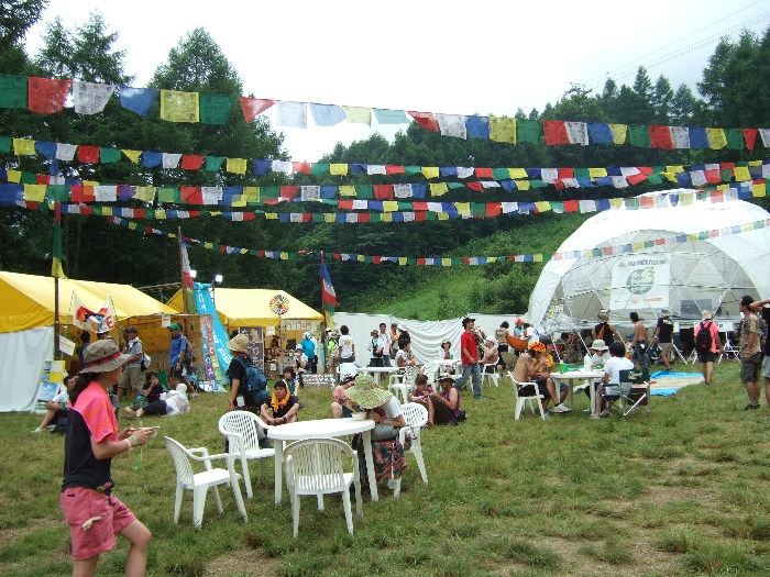 奥にドームテントがあり、その左右に出展グループのテントがあります。 