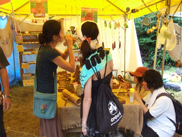 楽器を試してみる人たち。