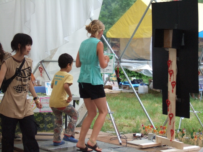 足踏みでどれだけ発電できるか、だったと思います。 