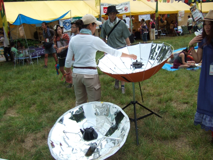 太陽熱で湯をわかす鏡。やかんも置いてあります。 