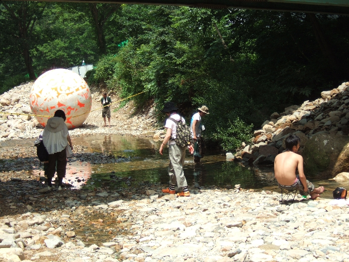 奥の方に進入禁止のテープが張られています。川に降りてくる人がいるのを見越しているようです。 