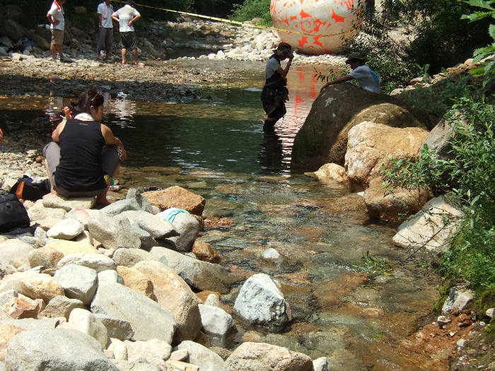 晴れているときは水量が少ない。山の天気は変わりやすく、流量も突然変わるので、雲行きが怪しくなると近づかない方が賢明です。 