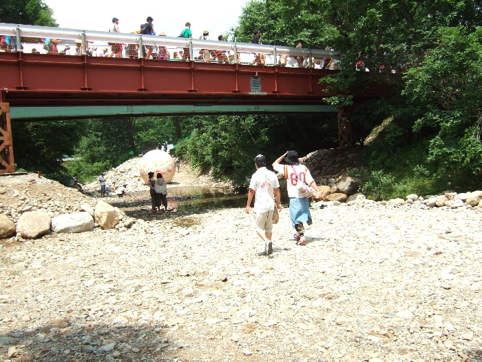 実際に降りてみると仮設橋は意外に低い。 