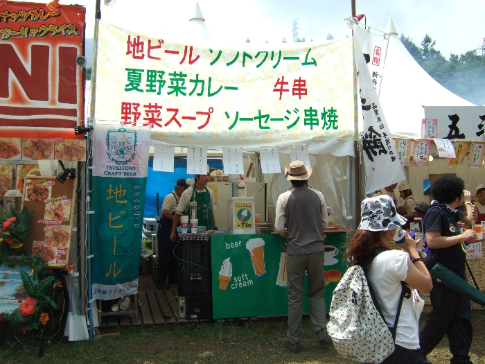 店名の分からない店。シンプルな看板です。 