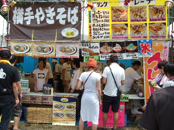 クレープと焼きそばの店。 