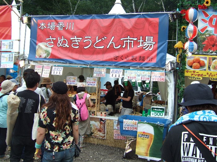 さぬきうどんの店。トッピングは自由（有料）。