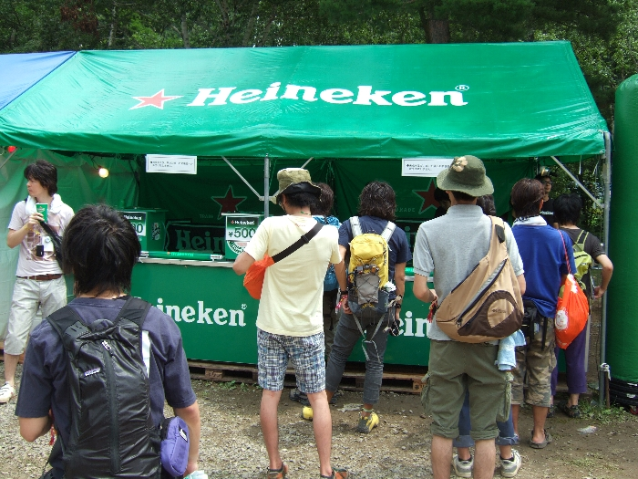 ハイネケンの店。キリンやアサヒのファンもたくさんいるでしょうが、会場内ではハイネケンしか選べません。 