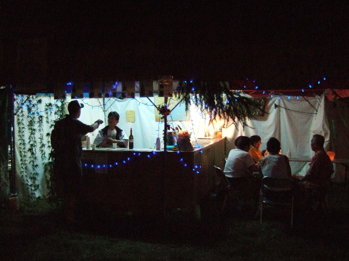 ワールドレストランのフランスワイン店。以下、いずれも午前3時10分から20分ごろ撮影。 