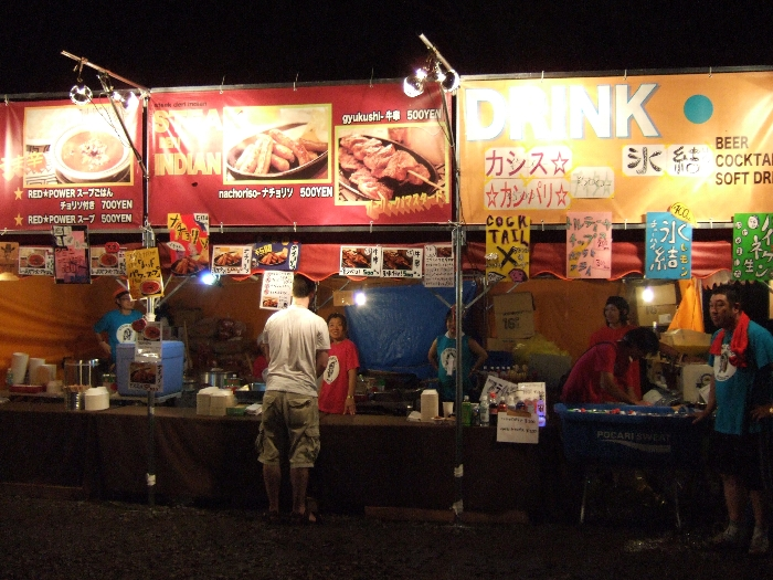 レッドマーキーから岩盤スクエアの夜。午前3時ごろ。 