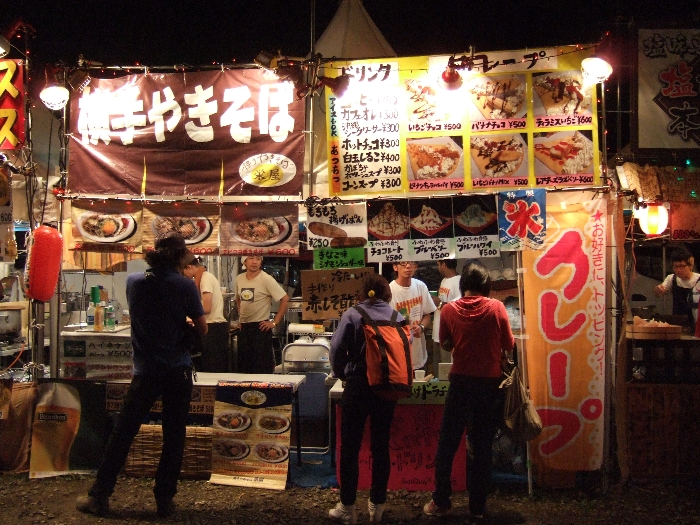 クレープと横手やきそばの店。横手とは秋田県横手市のこと。 