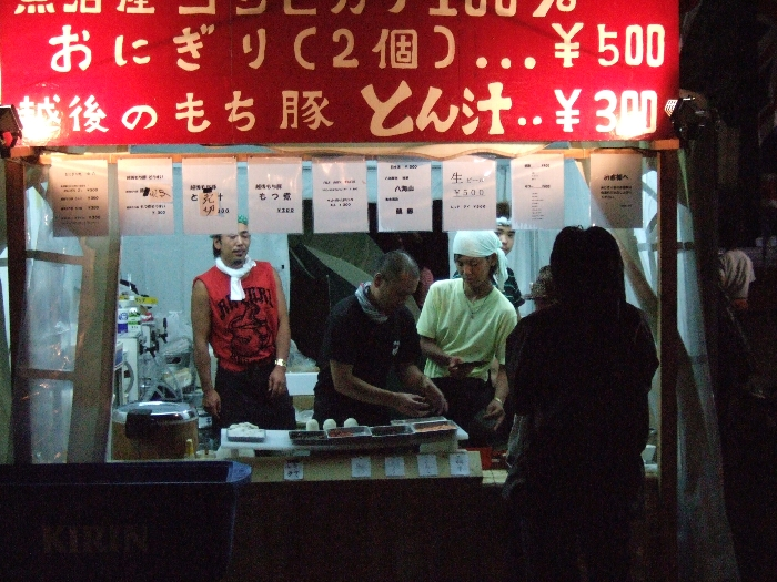 おのぎり店。目の前で具を入れながら握ってくれます。 