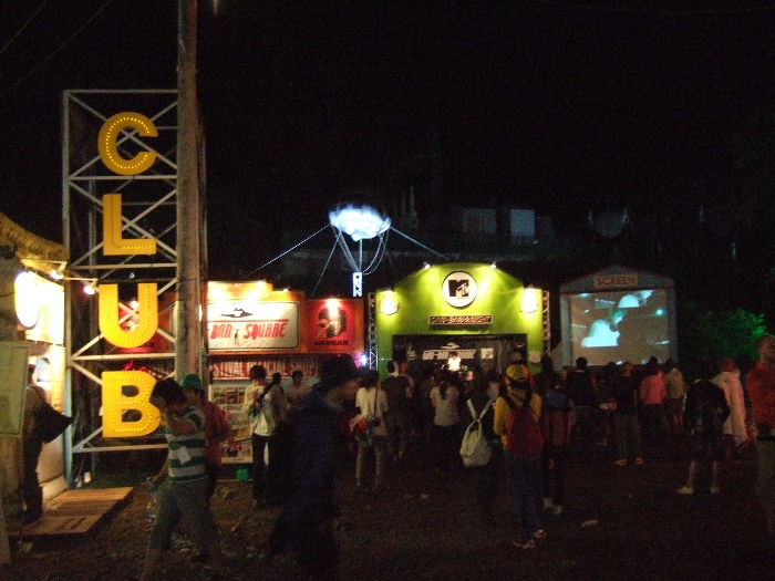 同時に踊れる人数は200人くらいか。 