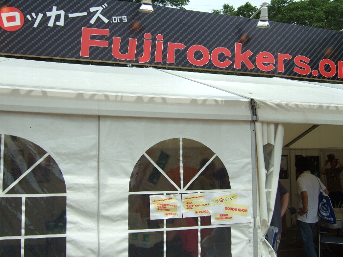午前10時から午後10時まで開いているネットカフェ。カフェといっても飲食物は販売されていません。 