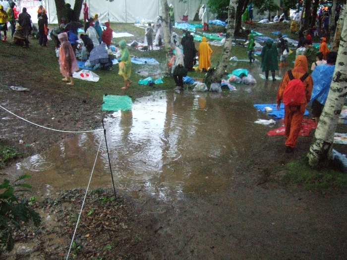インフォメーション裏の大きな水たまり。 