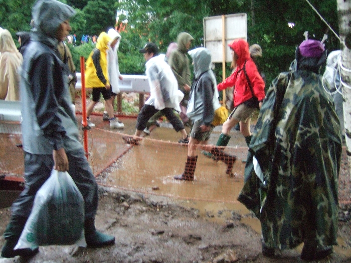 仮設橋付近。会場内では、雨が降ると通常の靴では歩けないと思った方がいいでしょう。 