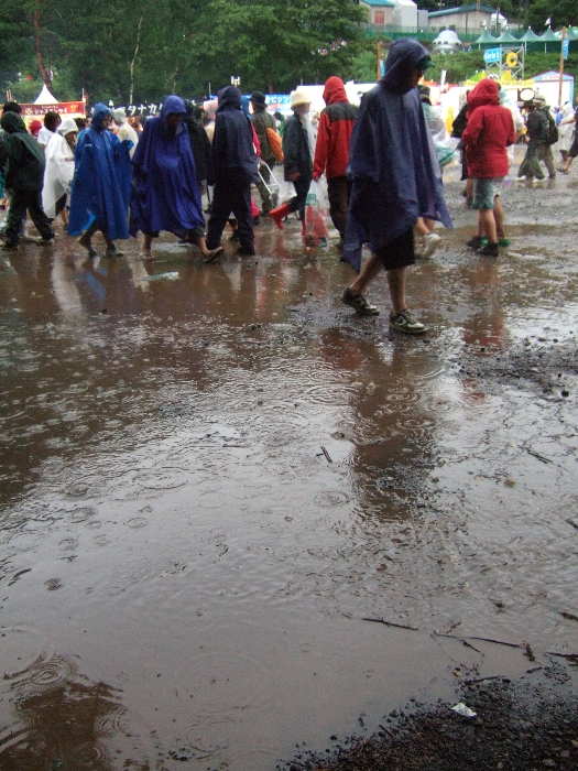 オアシスエリア内。このくらいの地面は至るところにあるので、いちいち気にしながら歩くよりも、履き替えた方が気分的に楽です。 