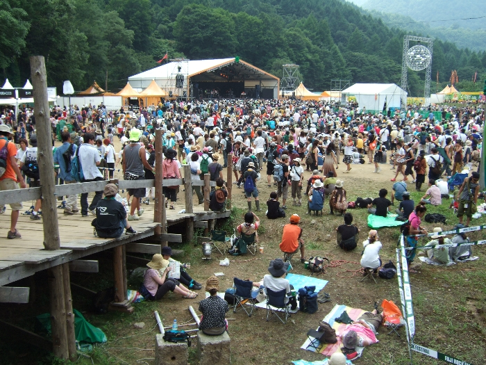 オレンジコートの入り口から。 