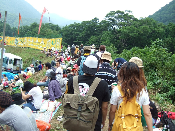 オレンジコートの入り口を右側にはいると土手のような通路があります。 