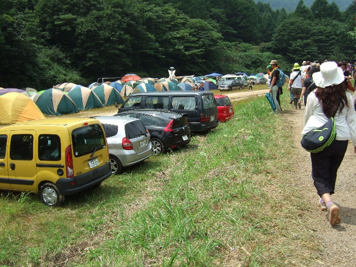 スタッフ用と思われるテント群。 