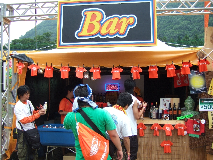 きわめてシンプルな看板の店。 