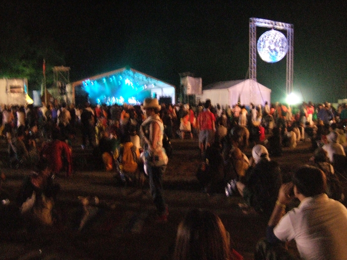 元気な人は前の方でずっと踊っていますが、後方は眺めているか寝ているかのどちらかです。かなり寒い。 