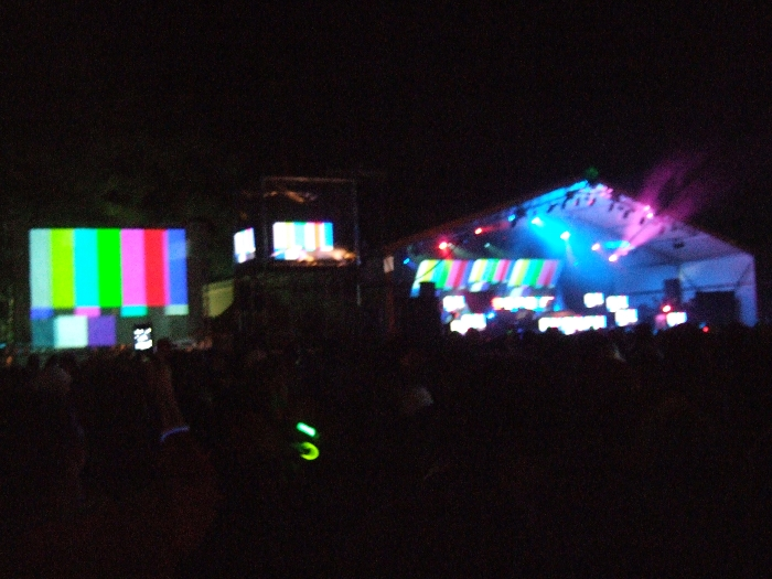 昼間の公演ではは設置されていない大型モニターもあります。 