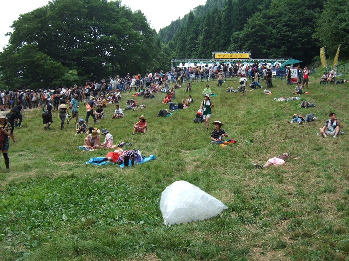 グリーンステージからキッズランド、ところ天国方面に向かう途中にあるオフィシャルグッズ売り場。 