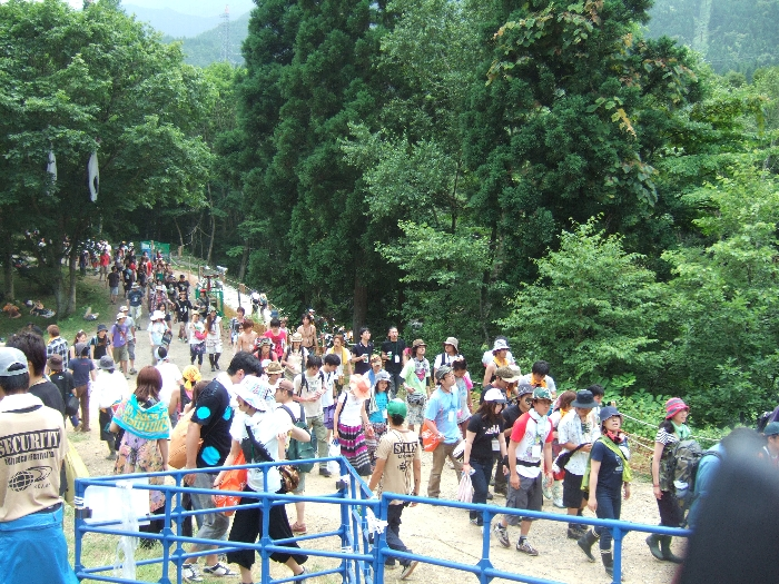 オフィシャルグッズ売り場横の通路。 