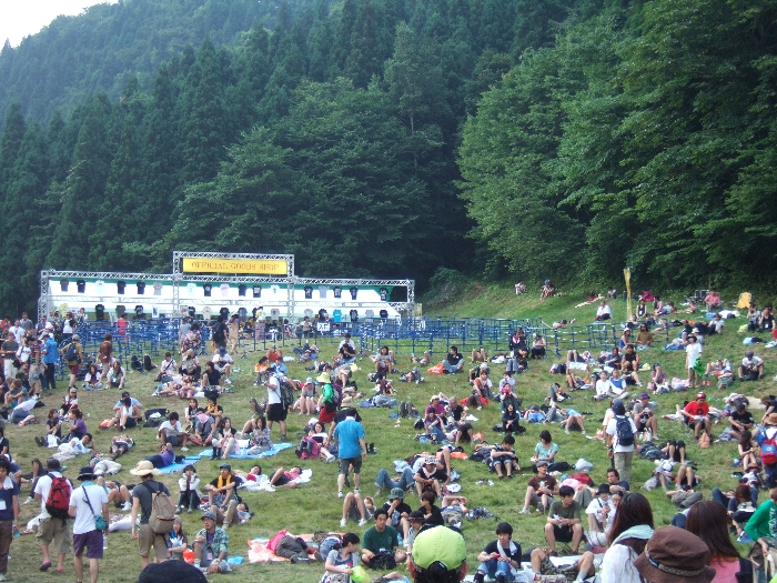 グリーンステージとホワイトステージを中心に見る人はこの辺が拠点になるでしょう。証明がないので夜間は危険です。 