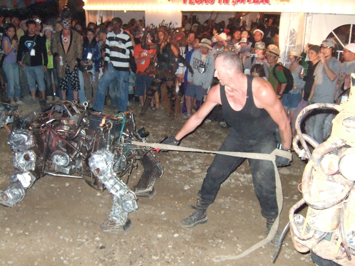 オブジェだった四つ足動物が猛獣と化しています。 