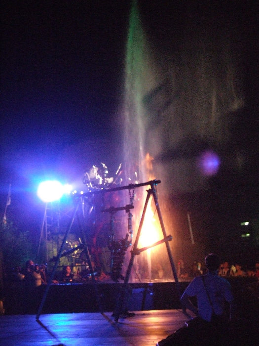 噴き上がる可燃性液体。 