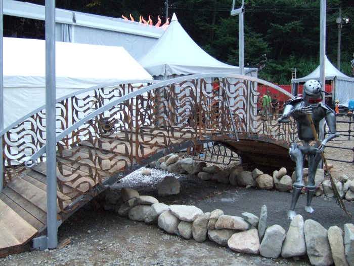 パレス・オブ・ワンダー入り口にあるアーチ橋。 