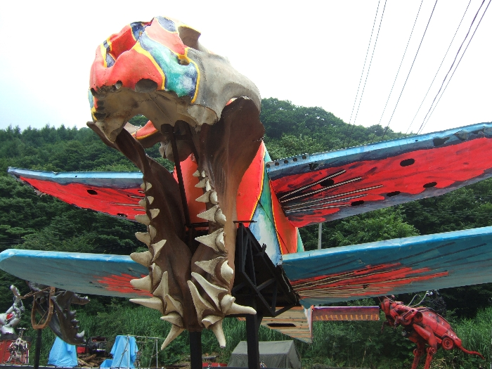 触ってけがをしないように歯を鈍磨してあるようです。実際は鋭利で、本当に手を切ります。 