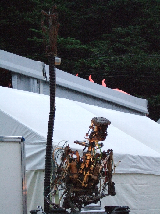 ロボットその2。ただガシャガシャと動いているだけでした。 