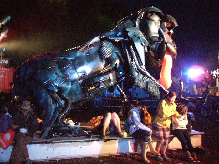 バイクの部品等で作った動物のオブジェ。 