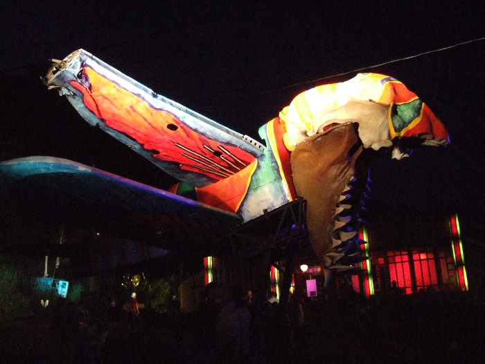 ライトアップされた複葉機。 