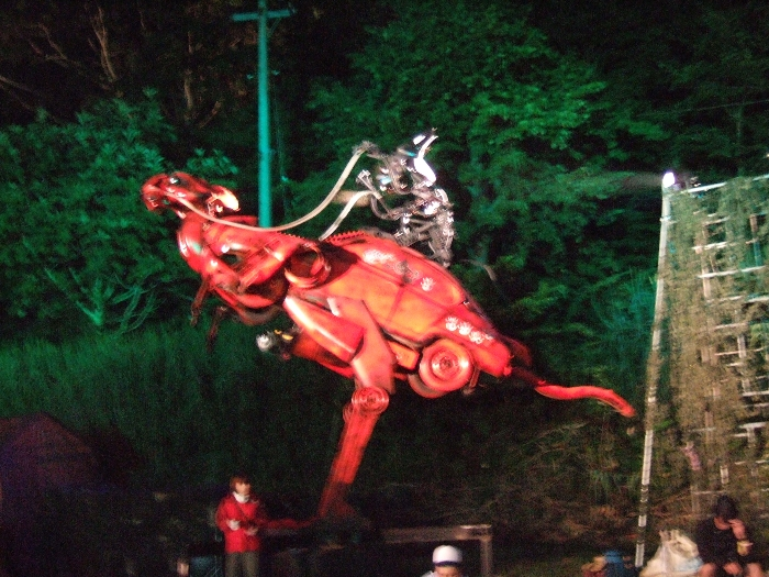 毎年若干アレンジされて展示されている、胴体が車の生物。 