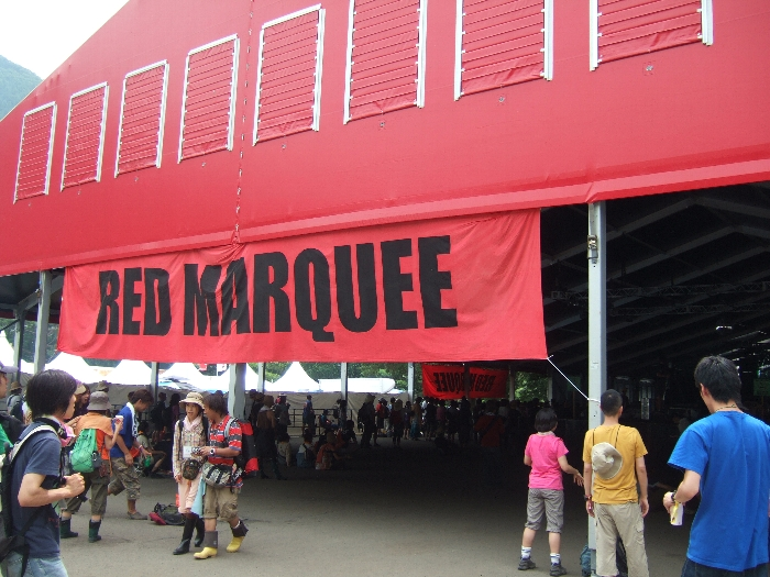 屋根つきステージのレッドマーキー。 