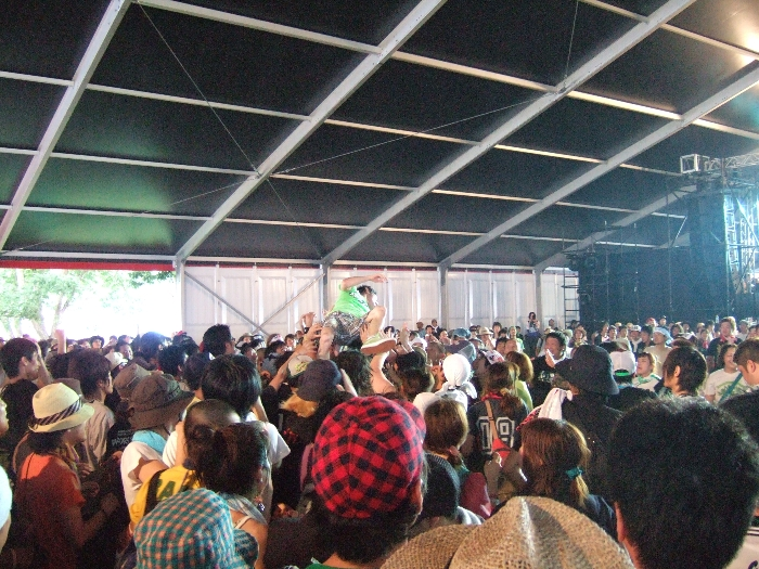 観客の上をボーカルが転がっています。 