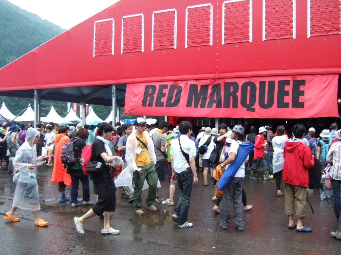雨がやんだときのレッドマーキー。 