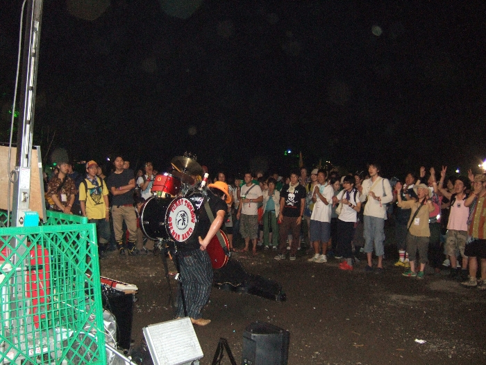 オアシスエリアで1人バンドをする人。 