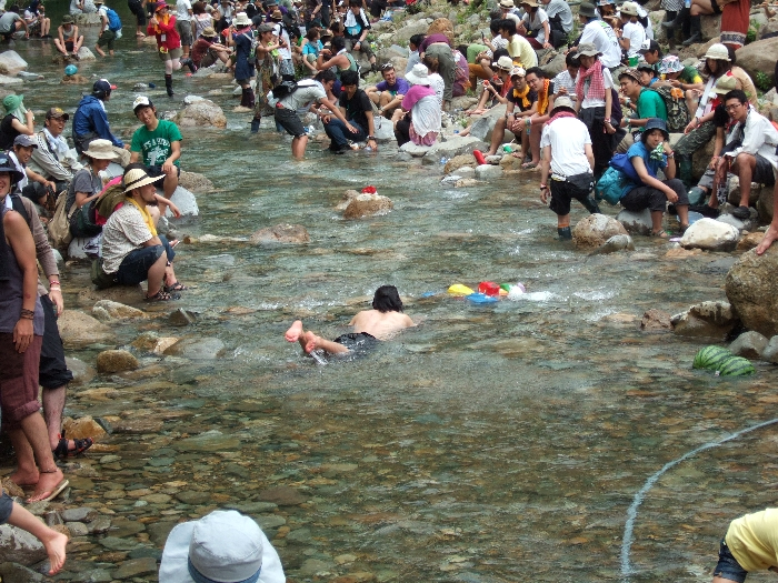 豪快に泳ぐ人。 