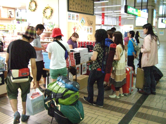 駅の売店ではフジロックフェスティバルの公式ガイドやフジロック・クッキーが売られています。 