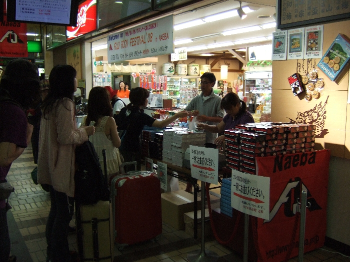 ここで買うと会場に着く前から荷物が増えますが、売り切れる前にほぼ確実に買えます。 